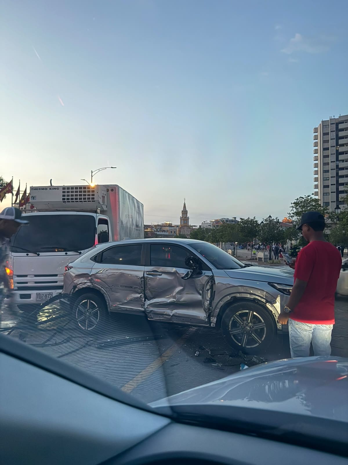 Fuerte accidente entre chiva, camioneta y un furgón causó pánico en el Centro Histórico