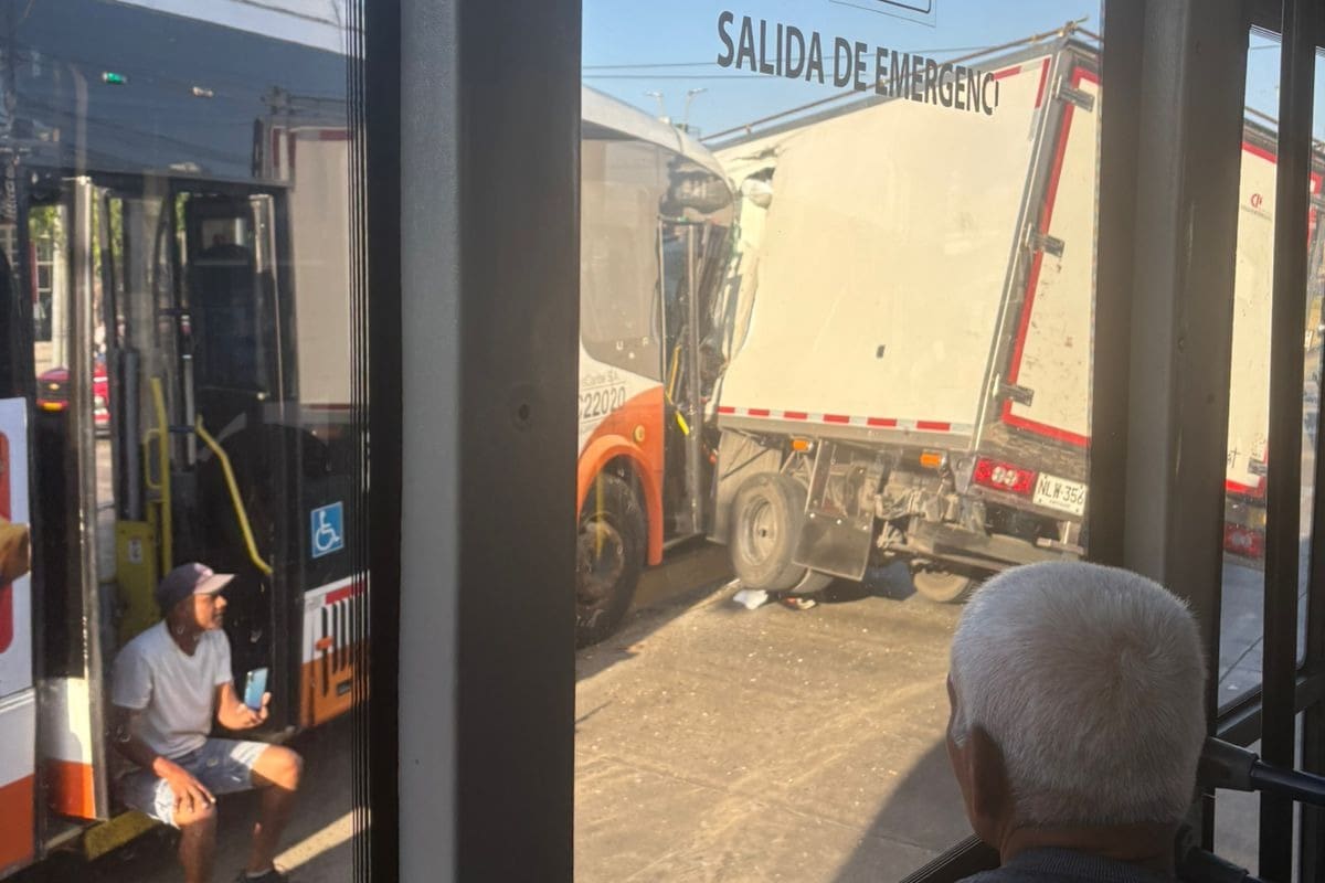 Video: fuerte choque entre bus de Transcaribe y camión deja varios heridos