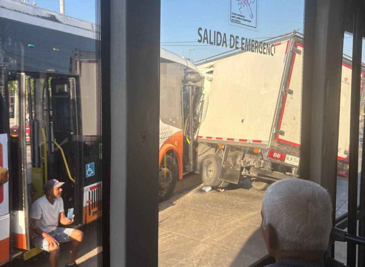 Choque entre bus de Transcaribe y furgón el pasado 24 de diciembre. // Cortesía