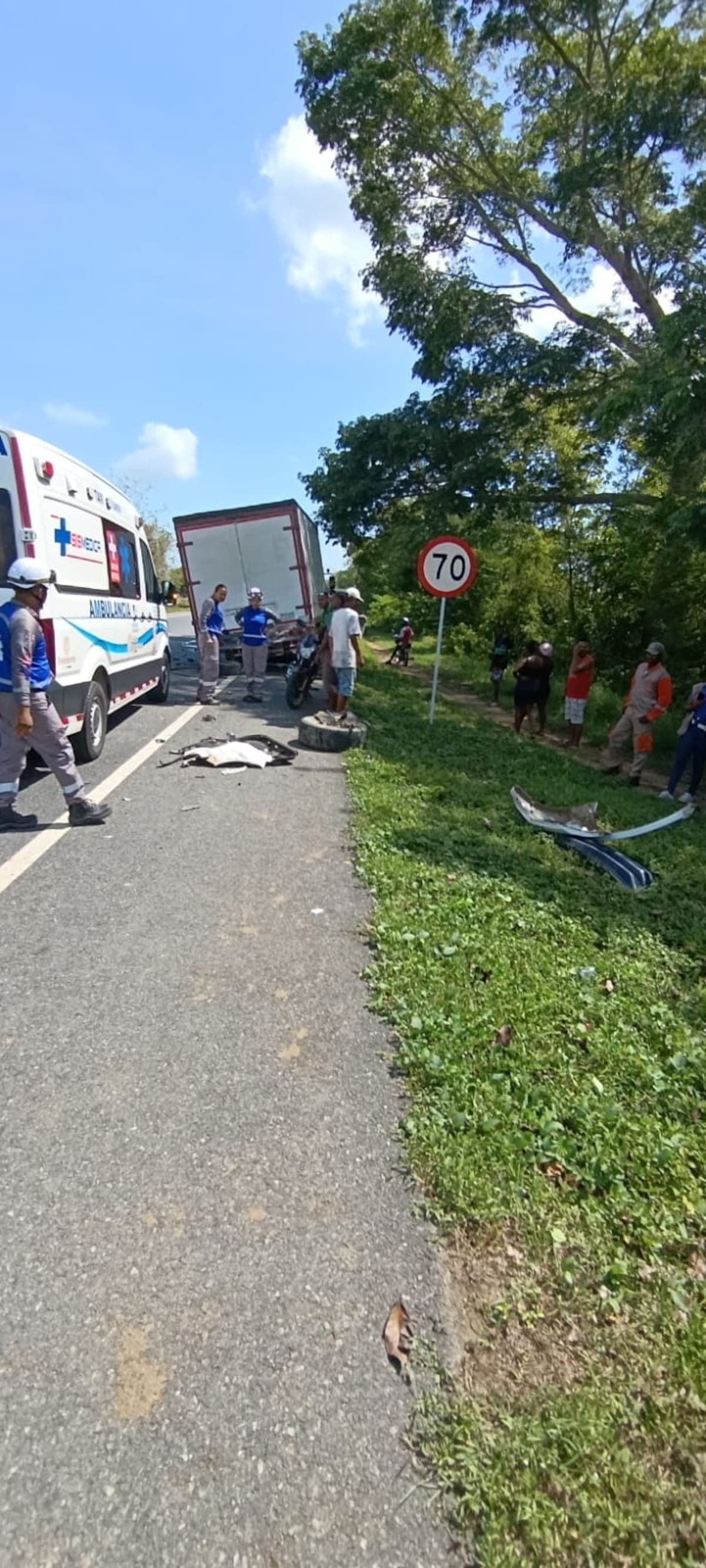 Fuerte choque entre camioneta de Afinia y camión furgón dejó un herido en vía de Bolívar