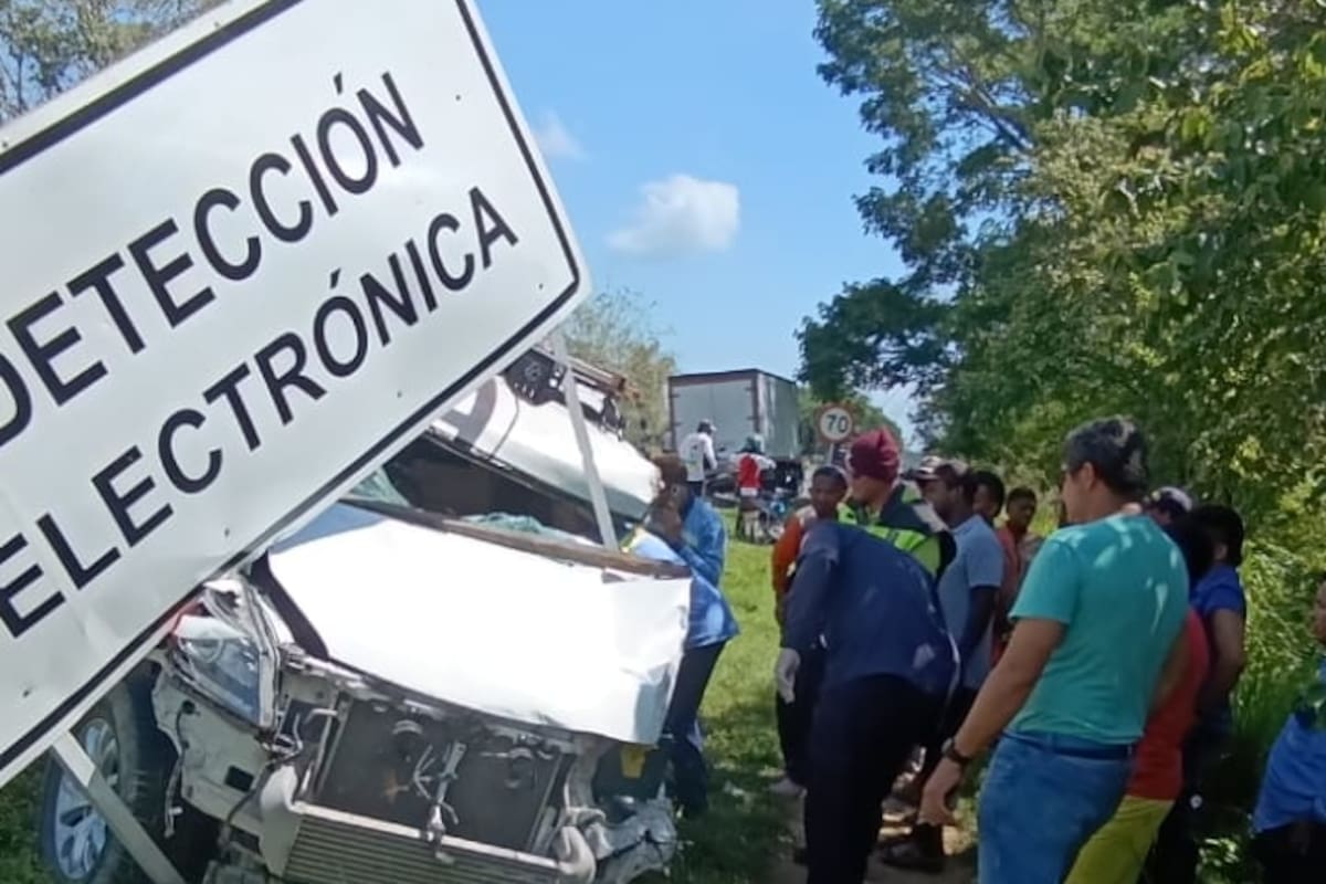 Fuerte accidente entre una camioneta y un furgón dejó un herido en Bolívar