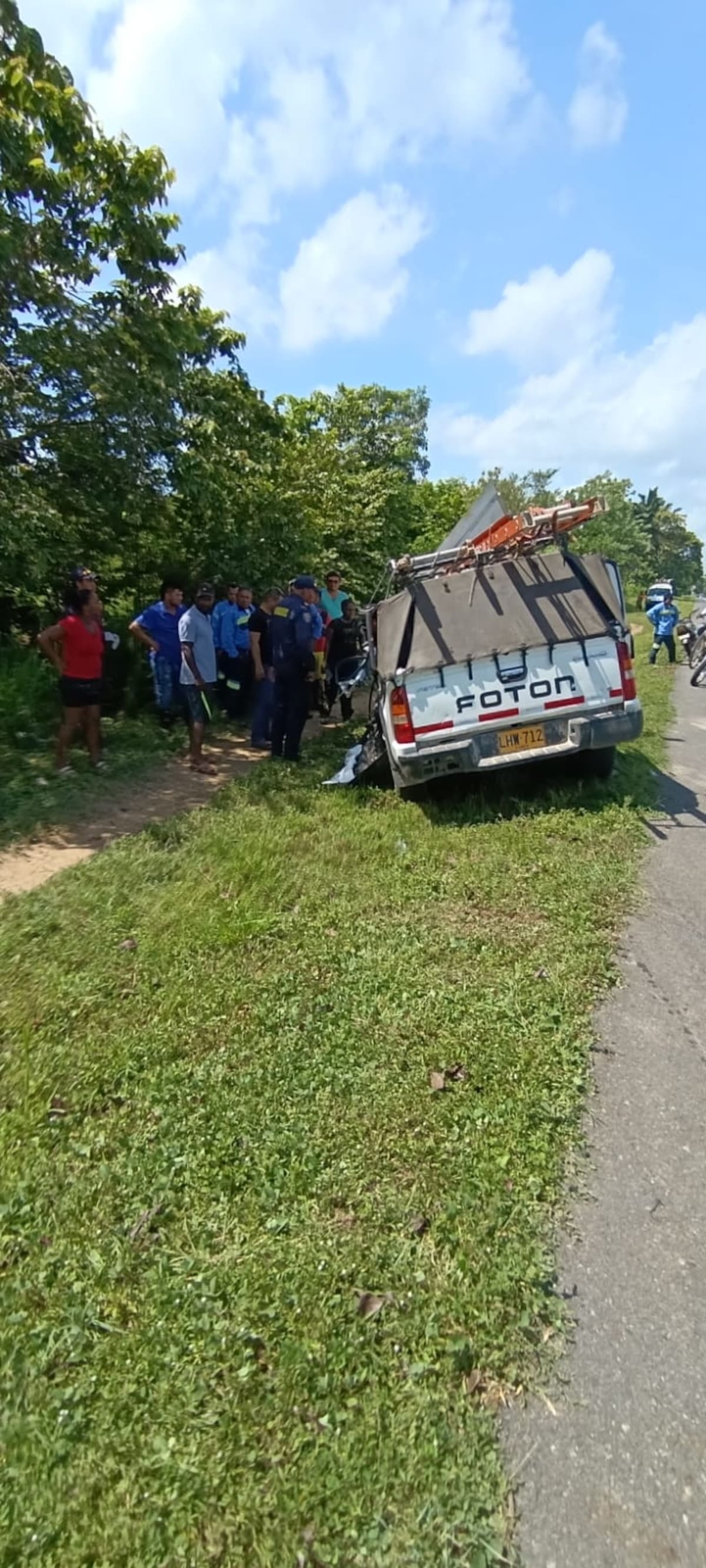 Fuerte choque entre camioneta de Afinia y camión furgón dejó un herido en vía de Bolívar