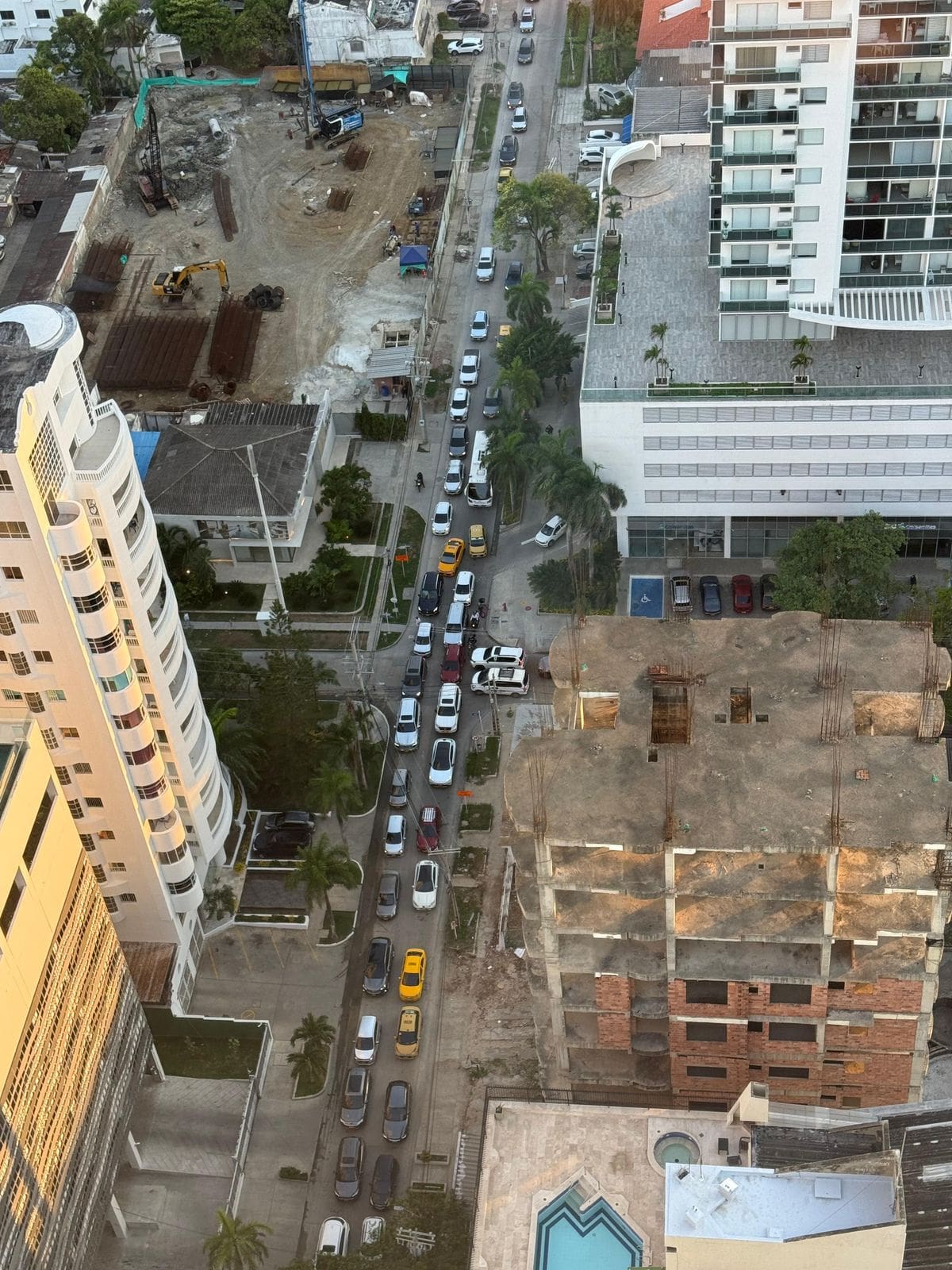 Fuerte congestión en la salida de Bocagrande. // Foto: cortesía de un ciudadano.