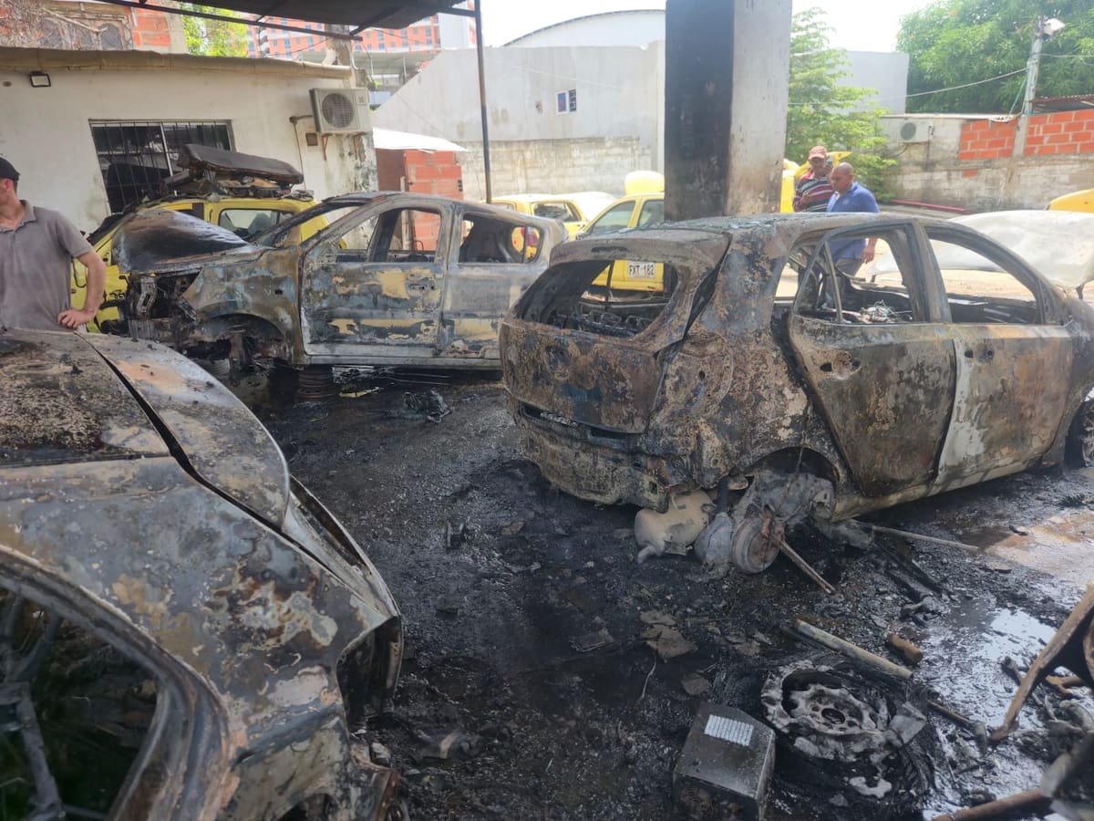 Fuerte incendió arrasó con 5 taxis y dejó otro con graves daños en Villa Estrella.