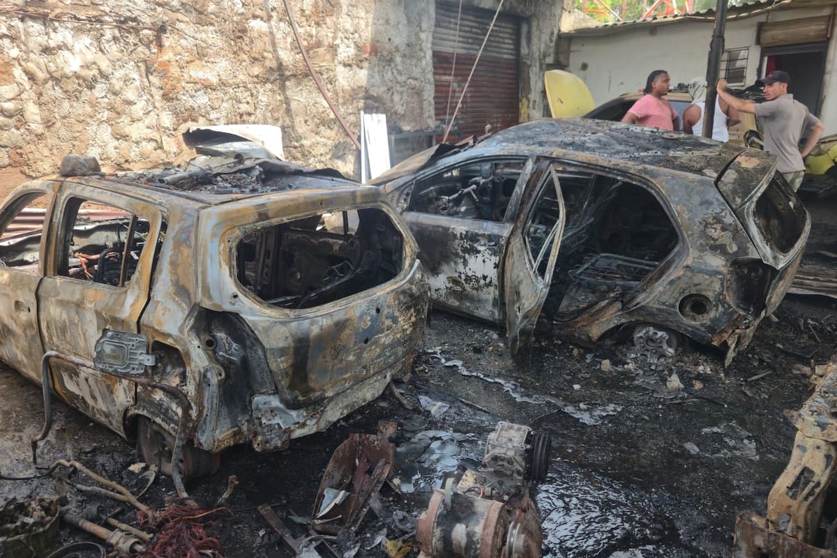 Fuerte incendió arrasó con 5 taxis y dejó otro con graves daños en Villa Estrella