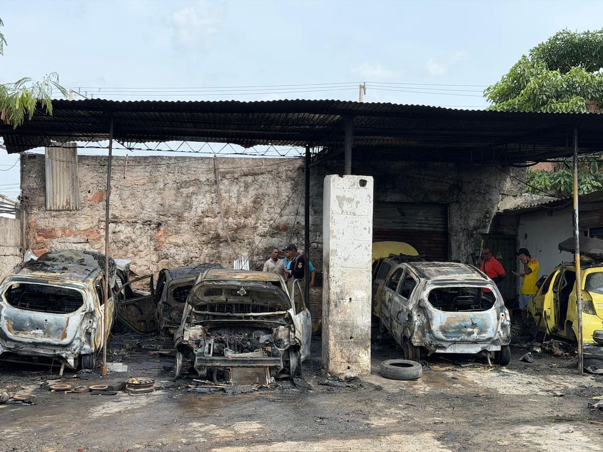 Fuerte incendió arrasó con 5 taxis y dejó otro con graves daños en Villa Estrella.