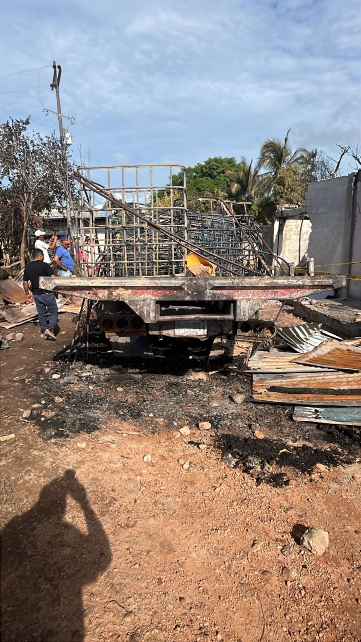 La comunidad se acercó al lugar de la emergencia para observar lo acontecido la noche de este sábado 2 de mayo. // FOTO: SUMINISTRADA POR HABITANTES DE TIQUISIO.