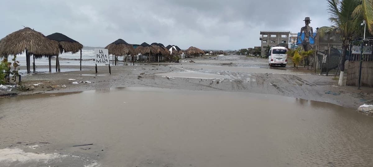 Fuerte oleaje e intensas lluvias generadas por un frente frío que afecta a Cartagena. // cortesía: DIMAR