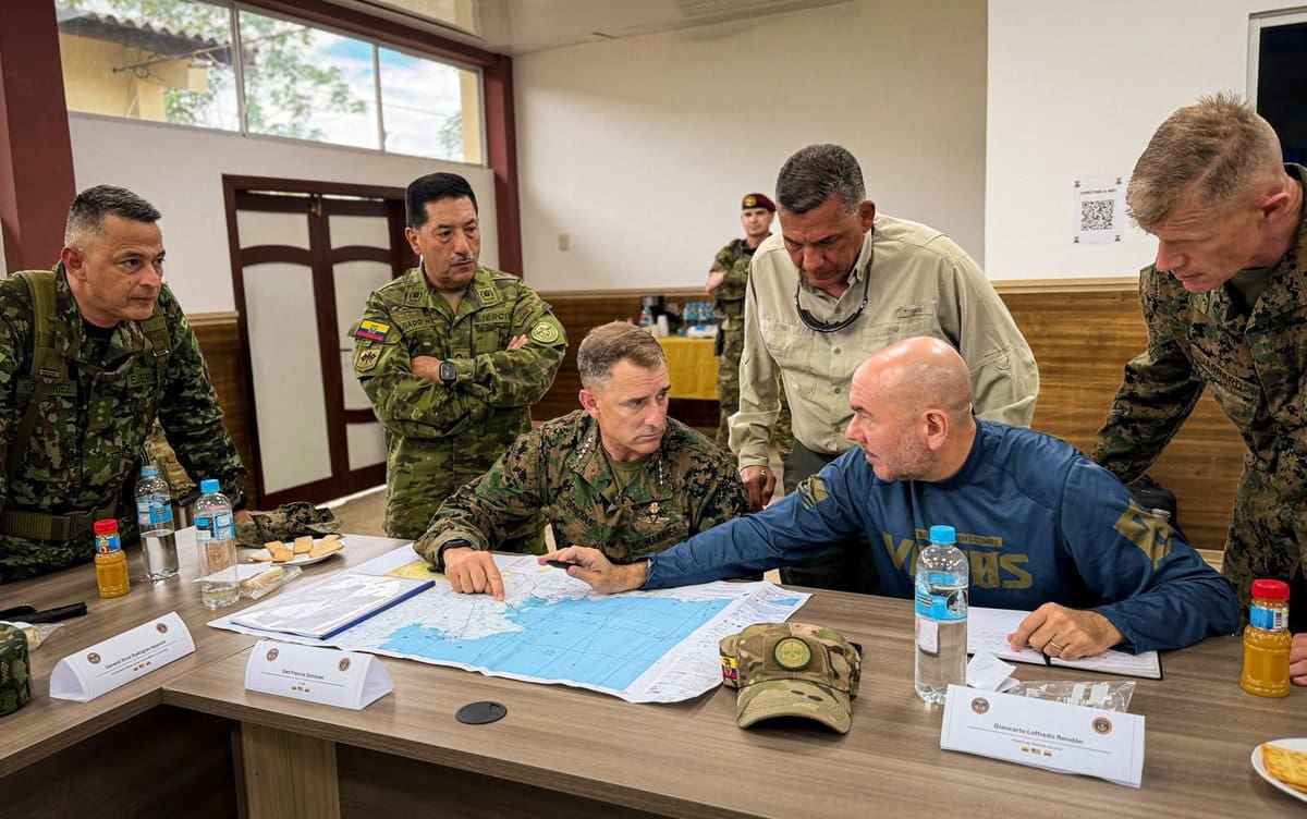 Fotografía difundida por el Comando Sur de los Estados Unidos @Southcom en la red social X donde se observa al Comandante Francis L. Donovan (c-i), al ministro de defensa de Colombia, Jorge Eduardo Mora (c-arriba), y al ministro de defensa de Ecuador, Gian Carlo Loffredo (c-d), durante una reunión para acordar estrategias contras las bandas criminales y mafias del narcotráfico que operan en las zonas fronterizas de ambos países, en la localidad ecuatoriana de San Lorenzo, limítrofe con Colombia (Ecuador). EFE/@southcom
SOLO USO EDITORIAL/(CRÉDITO OBLIGATORIO)