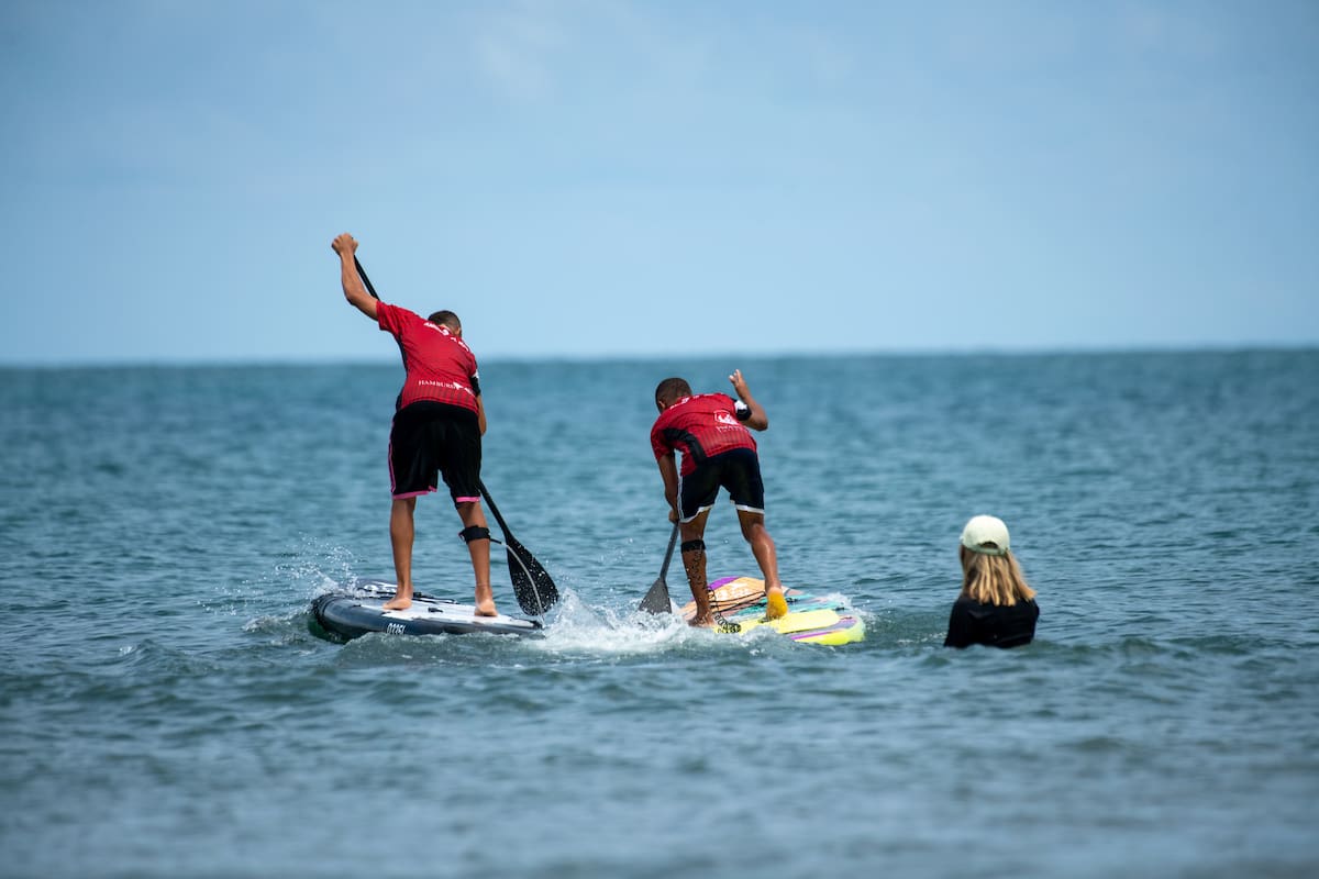 Los niños, niñas y jóvenes de Tierra Bomba pueden acceder a clases de surf con la fundación. // Foto: cortesía
