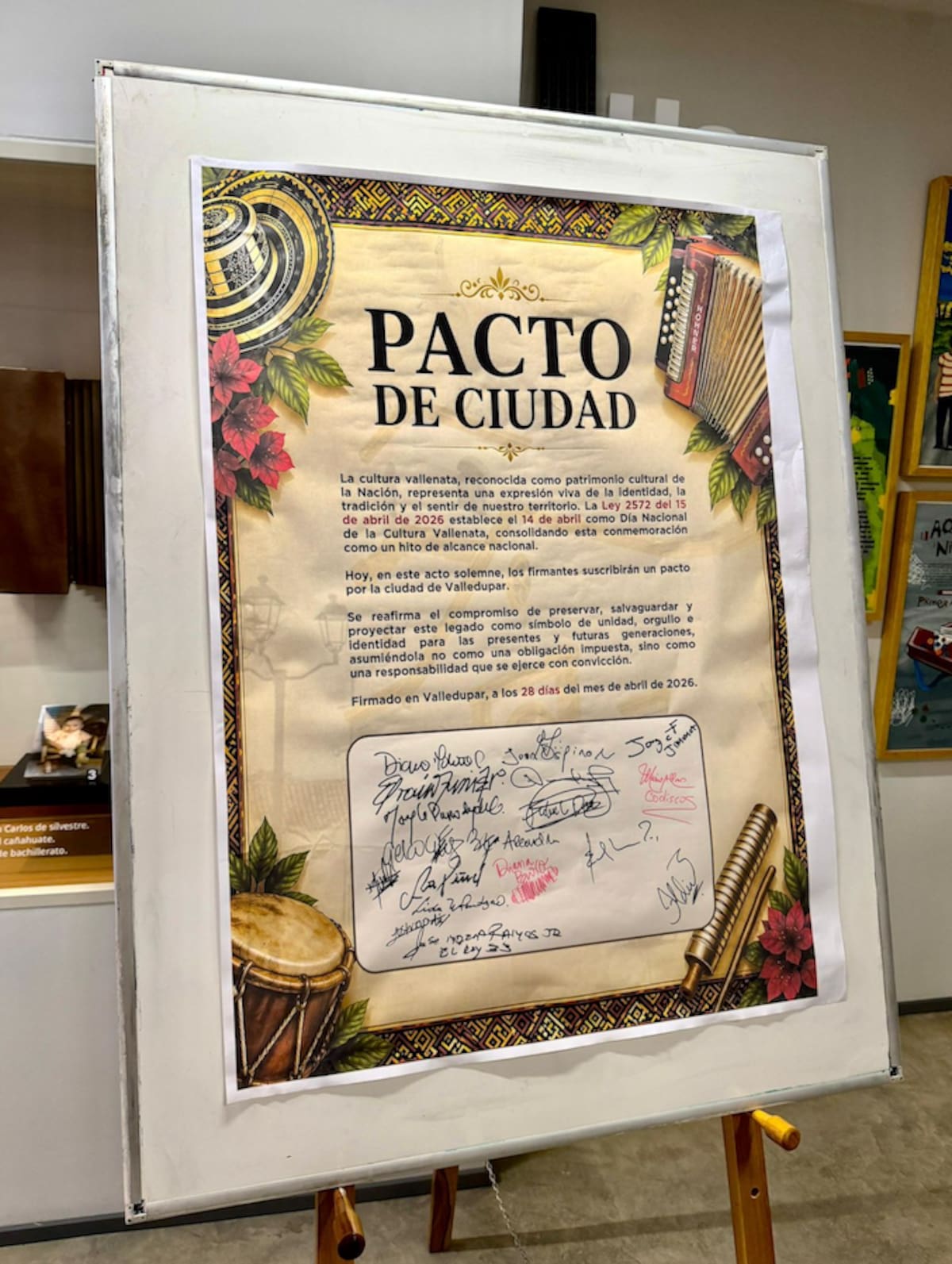 Pergamino ‘Pacto por la Ciudad’ por la salvaguardia del Vallenato realizado por la Fundación Cocha Molina. //Cortesía FCM.