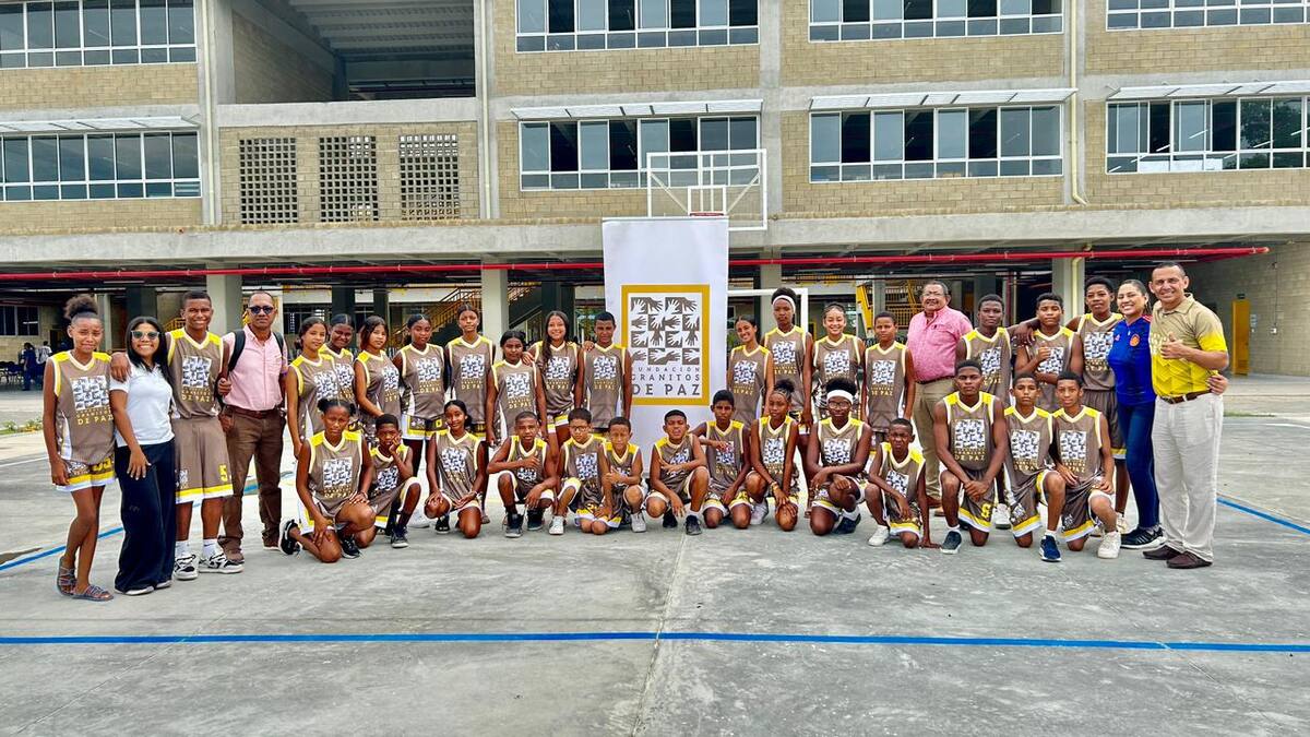 El equipo Fundación Granitos de Paz, participante del torneo de baloncesto Sub-13.