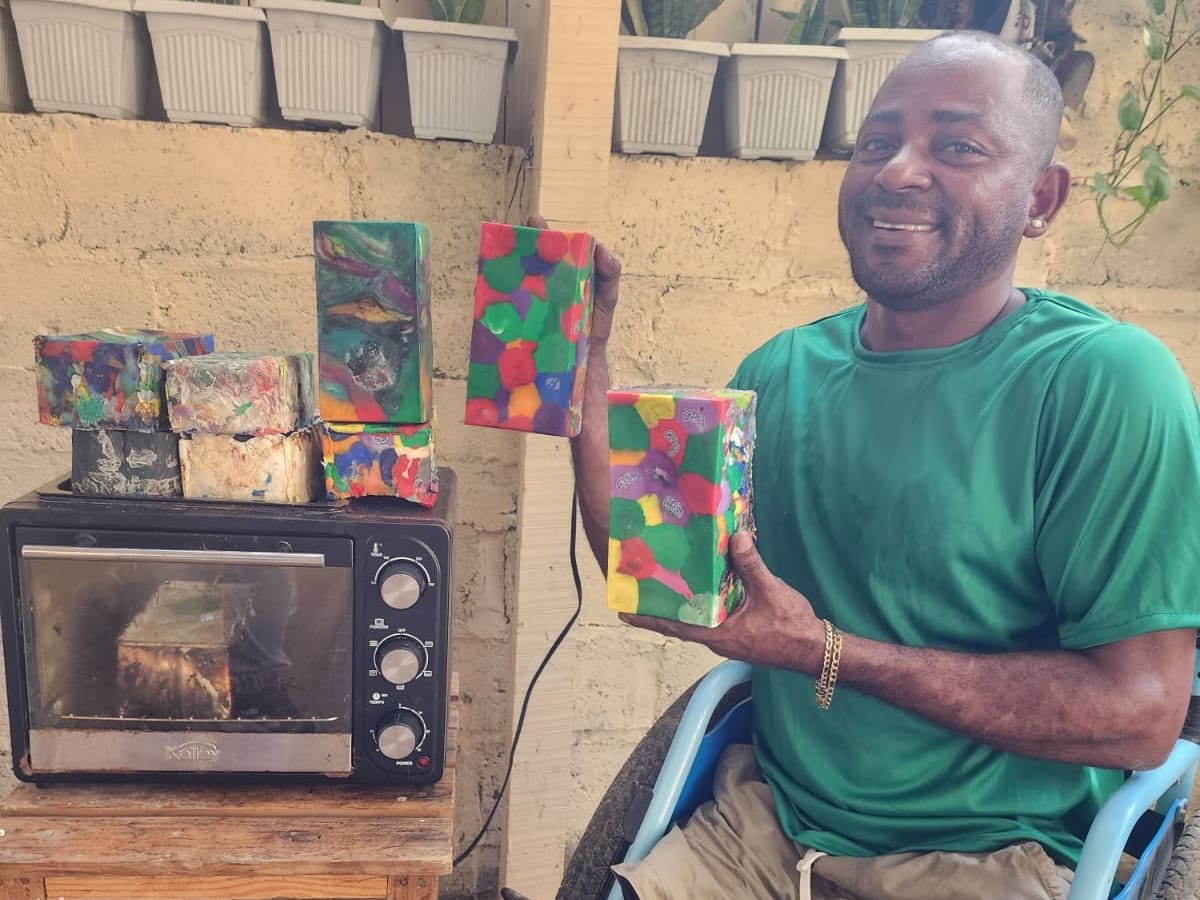 Los ladrillos ecológicos buscan reincorporar materiales desechados a procesos productivos. . // Foto: cortesía - Fundación Sin Límites de la Costa