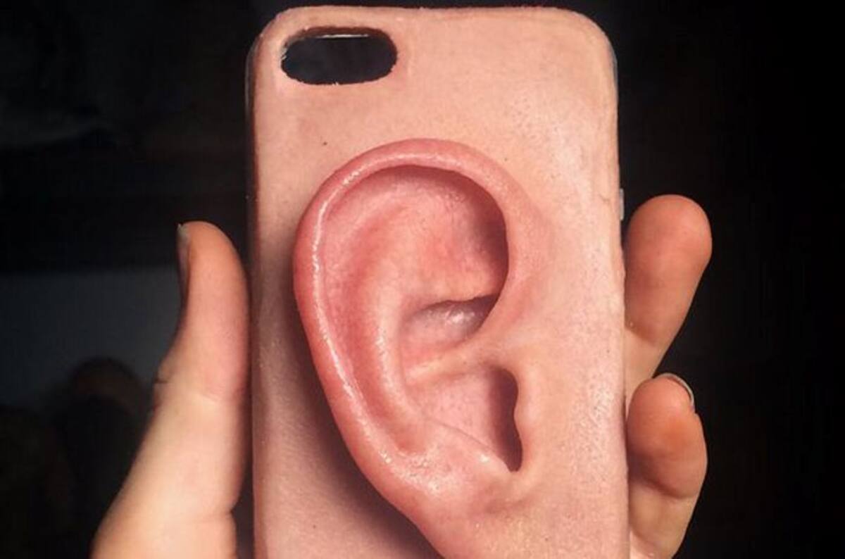 La grotesca funda simula el tamaño de una oreja humana real. Instagram @sssleepallday