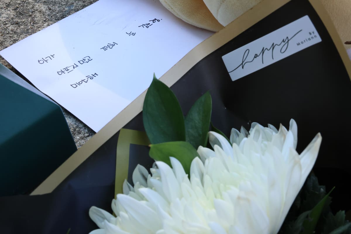 Un ramo de crisantemos con el mensaje "No sufras y descansa en paz" se coloca en una escuela primaria en la ciudad central de Daejeon, Corea del Sur. //EFE