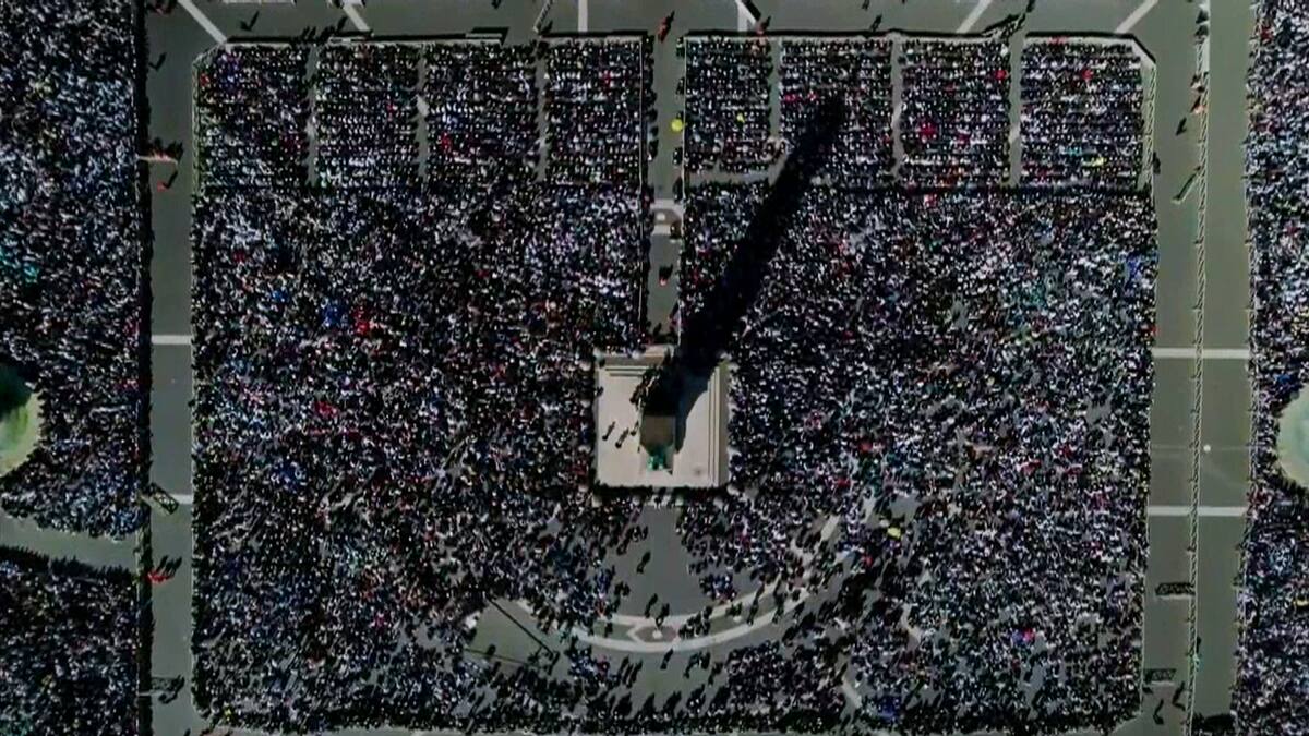 Captura de video de la señal Vatican Media, de una vista cenital de la plaza de San Pedro donde se observa a los asistentes all funeral del papa Francisco. EFE/Vatican Media.