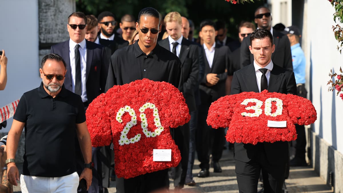 Los jugadores del Liverpool Virgil van Dijk (C) y Andrew Robertson (D) llevan ofrendas florales para el funeral del fallecido jugador portugués Diogo Jota y su hermano Andre Silva, en Gondomar, Portugal, el 5 de julio de 2025. Jota y su hermano murieron en un accidente automóvil. //Foto, EFE: Estela Silva