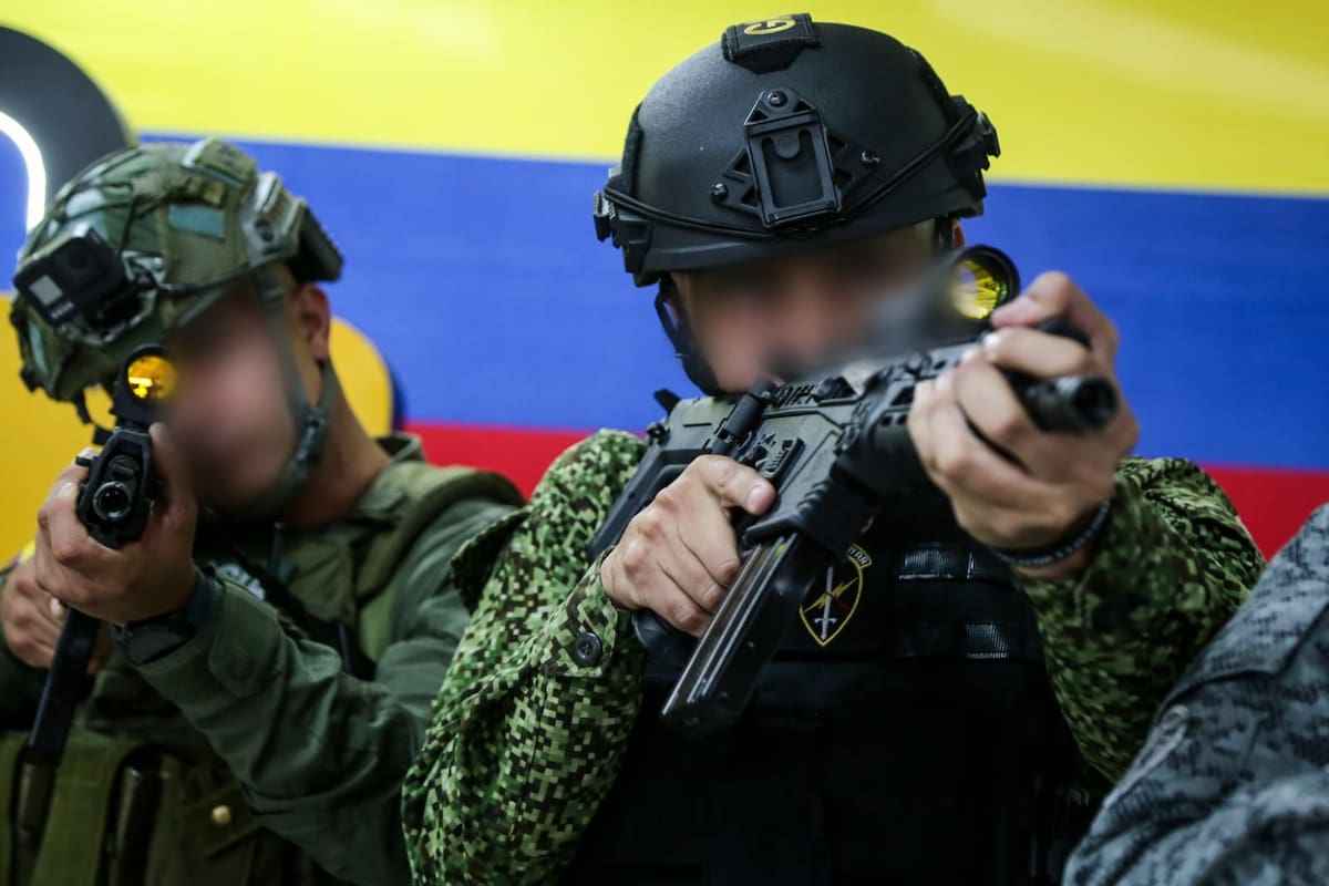 Militares portan el fusil Jaguar creado durante el Gobierno de Gustavo Petro. // Foto: Colprensa.