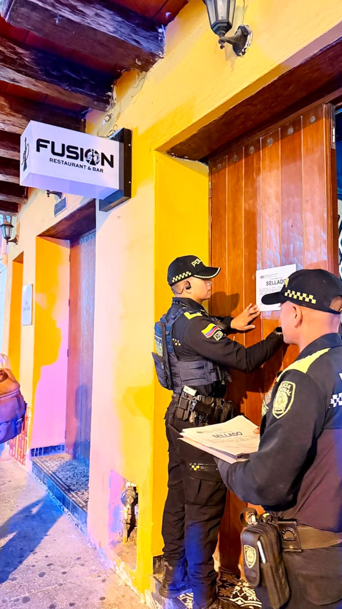 Sellan el bar Fusión en Cartagena. // Foto: cortesía de la Alcaldía de Cartagena.