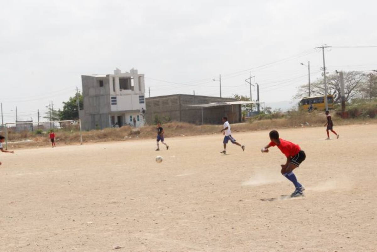 El sábado se inauguró el Torneo de Fútbol Verano por la Paz, que reúne a 18 equipos de barrios del sur de la ciudad, repartidos en tres categorías. Gabriel Jaime García García