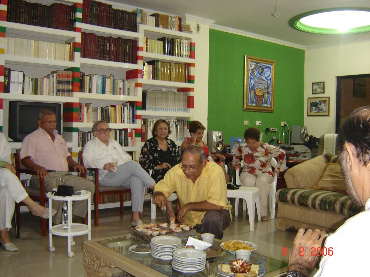 Miguel Torres Badín junto a Gabriel García Márquez en Cartagena, en la última parranda del escritor en 2013. Aparece Mercedes Barcha, Rodrigo y Gonzalo García Barcha, junto a Torres Badín y el resto de invitados. // Foto: Cortesía Miguel Torres Badín