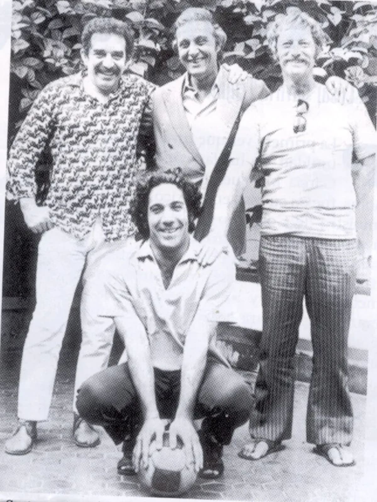 Gabriel García Márquez junto amigos. // Archivo