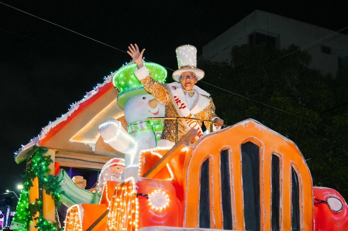 Gabriel Marriaga, Rey Momo del Carnaval de Barranquilla 2025, participó este domingo 8 de diciembre en La Gran Parada de la Luz.//Cortesía.