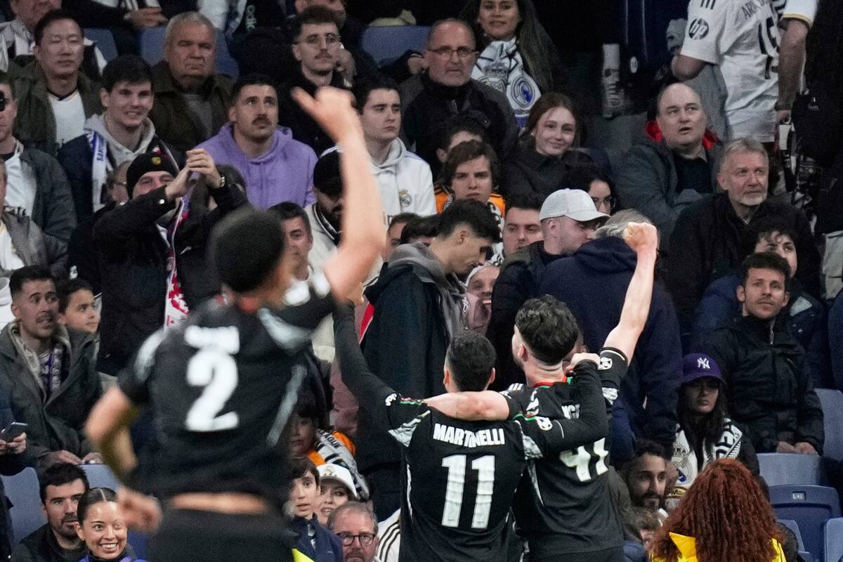 Gabriel Martinelli celebra con sus compañeros tras marcar el segundo gol de su equipo. //AP