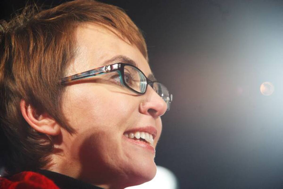 Gabrielle Giffords, congresista herida en masacre en Tucson, Arizona, fue dada de alta. AP