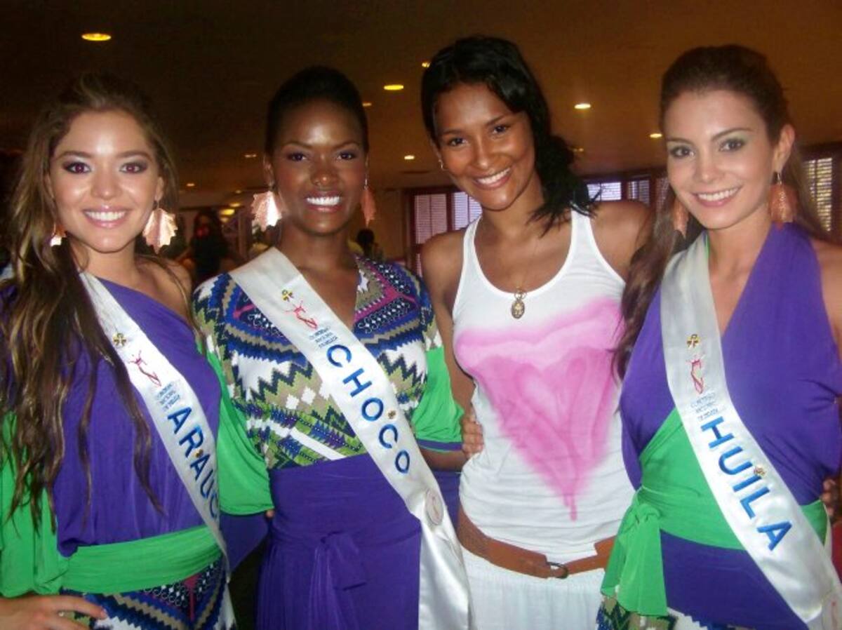 Exvirreina nacional de belleza Yeimi Paola Vargas con tres candidatas. Foto: cortesía Vanguardia Liberal.