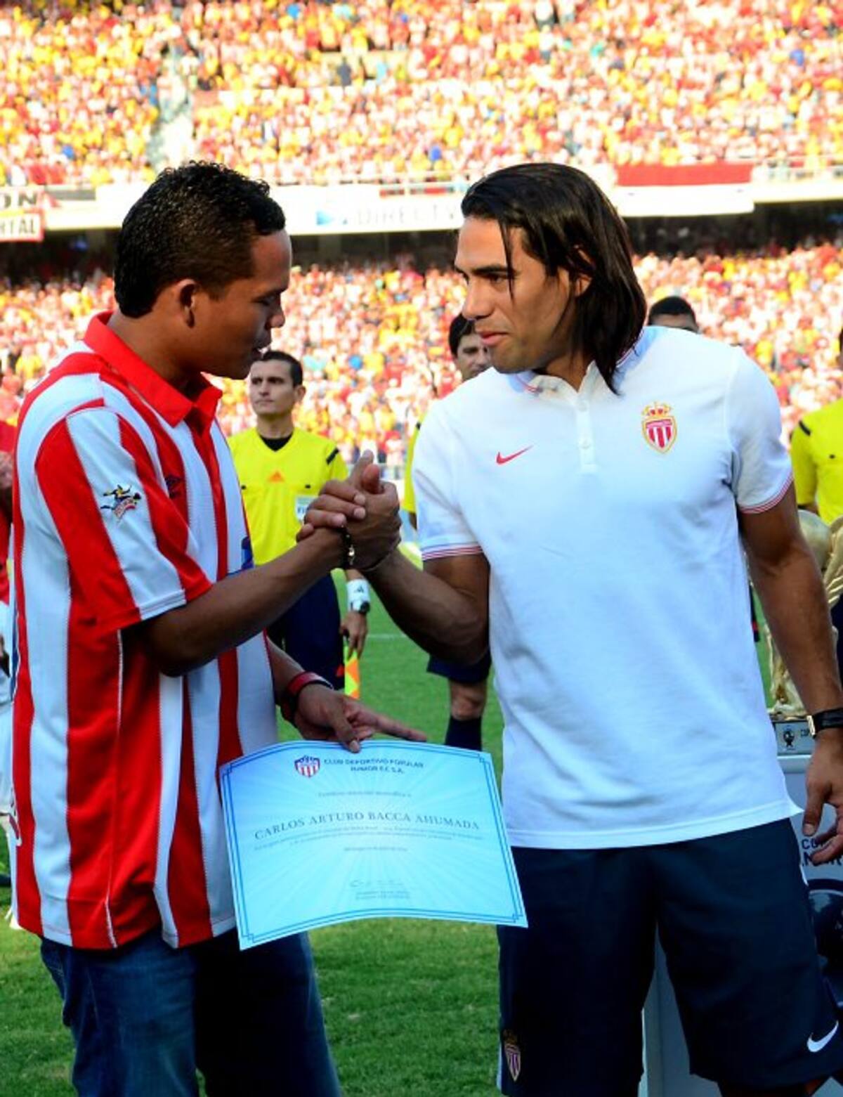 Radamel Falcao García y Carlos Bacca, compañeros en la Selección Colombia, estuvieron presentes en el encuentro entre el Junior y el Mónaco. (Foto: Colprensa/VANGUARDIA LIBERAL)