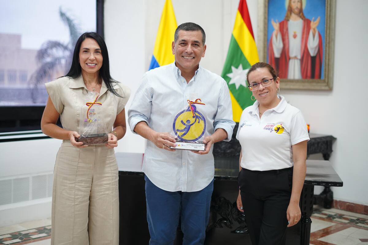 De izquierda a derecha: Liliana Majana, gestora Social del Distrito: Dumek Turbay, alcalde de Cartagena; y Ángela Nieto, representante de la Corporación Juego y Niñez. // Foto: Cortesía