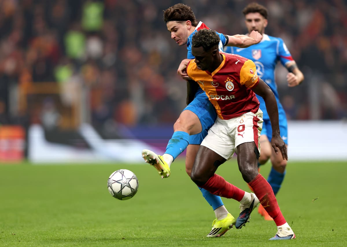 El Galatasaray, de Davinson Sánchez, podría meterse entre los mejores ocho si se le dan varios resultados. //Foto, EFE: TOLGA BOZOGLU