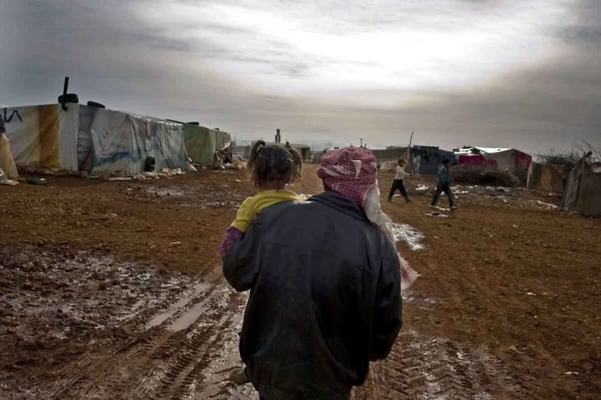 Dos refugiados en un campamento a las afueras de Baalbek (Líbano). (Foto: EFE/VANGUARDIA LIBERAL)