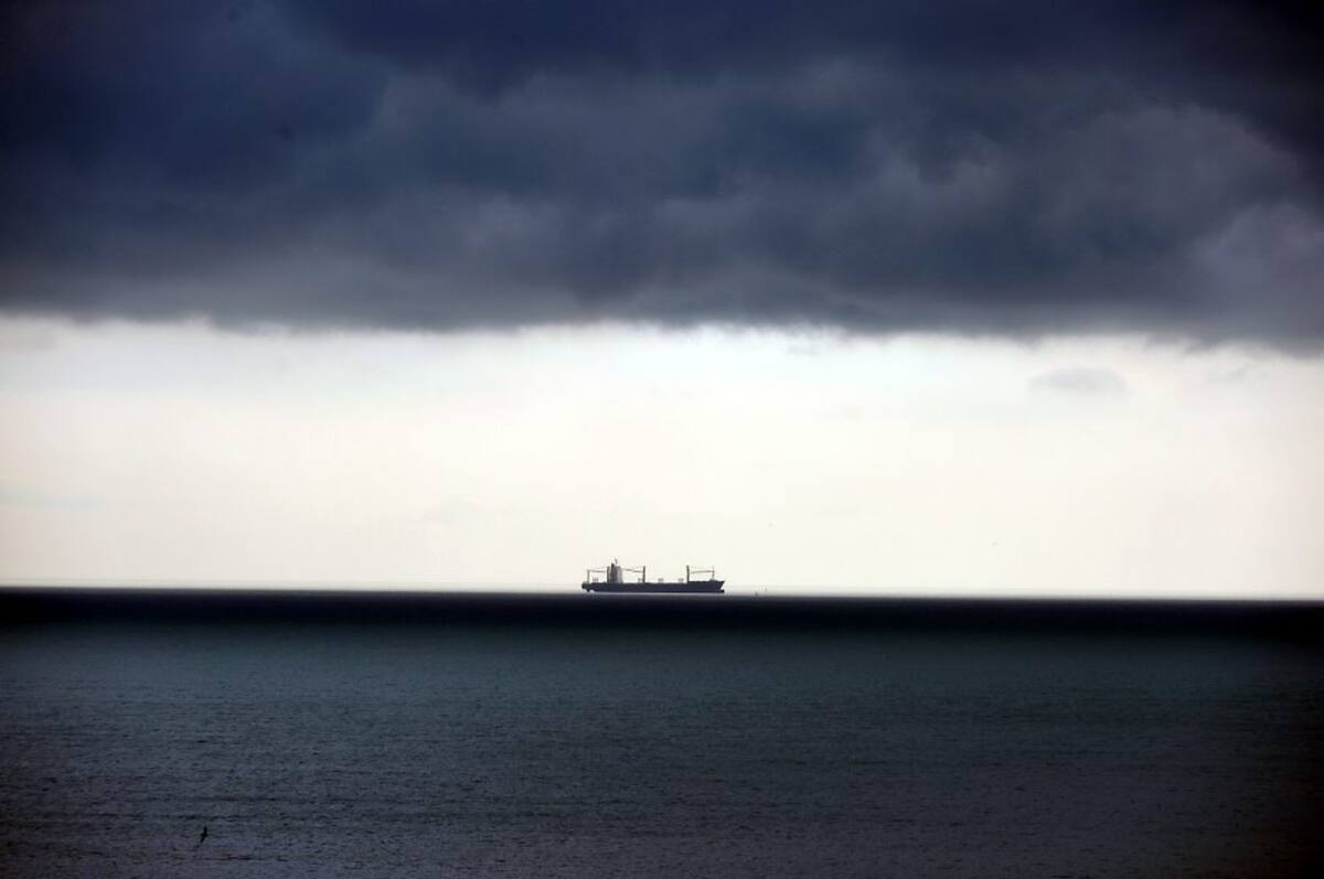 Un barco carguero espera su turno de entrar al Canal de Panamá, en la bahía de Panamá. (Foto: AFP/Rodrigo ARANGUA/VANGUARDIA LIBERAL)