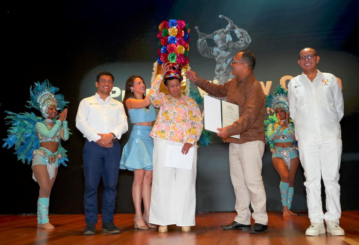 Josefina Villarreal recibió el reconocimiento Vida y Obra y fue exaltada por la gerente de ciudad Ana María Aljure, el director de Carnaval, Juan Ospino y los Reyes del Carnaval de Barranquilla, quienes le impusieron el turbante de la tradición.//Cortesía Carnaval de Barranquilla.