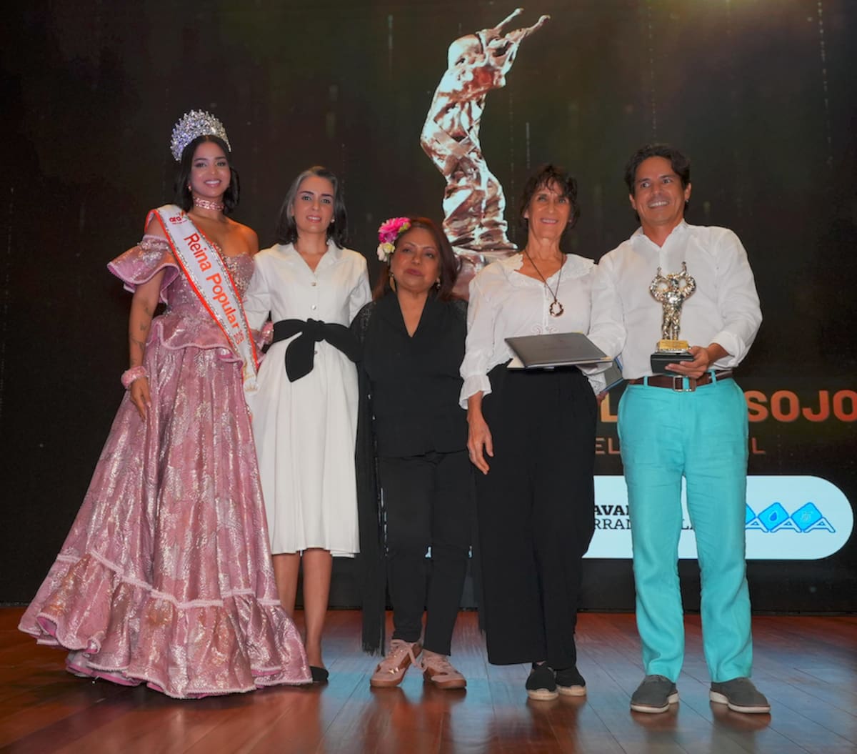Jorge Mario Sarmiento, de la Cháchara, obtuvo el premio en Mujer y Carnaval con el trabajo Manuela Gómez Bancelín, la viuda que bailó su duelo en el Carnaval.//Cortesía Carnaval de Barranquilla.