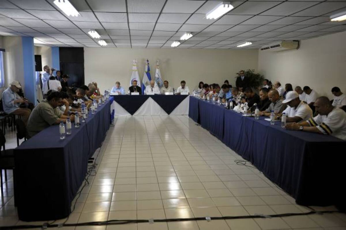 Reunión de José Miguel Insulza, secretario general de al OEA, con miembros de las pandillas salvadoreñas. JOSÉ CABEZAS AFP