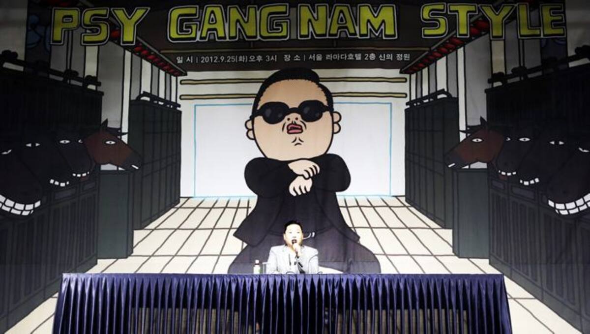 El video musical del cantante surcoreano Psy "Gangnam Style" se convirtió así en el video más visto de todos los tiempos, ya que se estima que puede llegar a los 1.000 millones de visionados antes del fin de 2012. AP Lee Jin-man