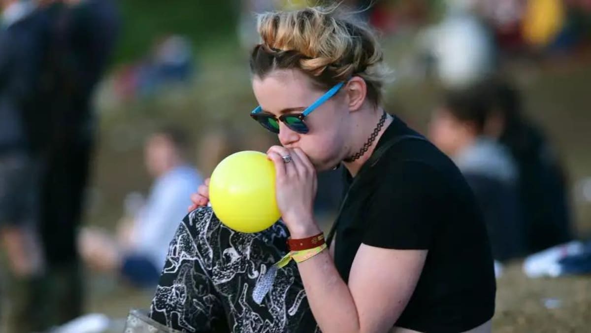 El gas hilarante es una popular droga recreativa en muchos festivales de música. //Foto: DW