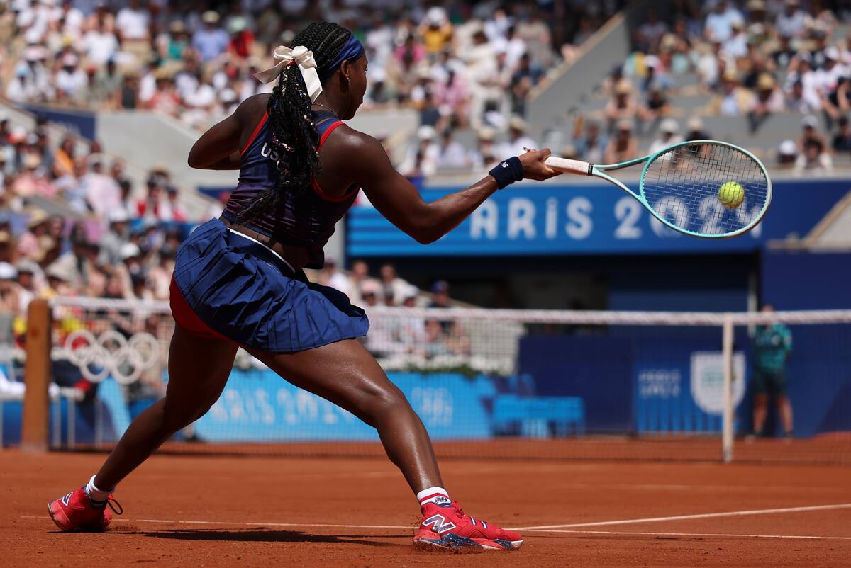 La tenista estadounidense Coco Gauff devuelve de derecha la pelota a la croata Donna Veckik durante el partido de tercera ronda celebrado en los Juegos Olímpicos de París 2024 en París. //EFE