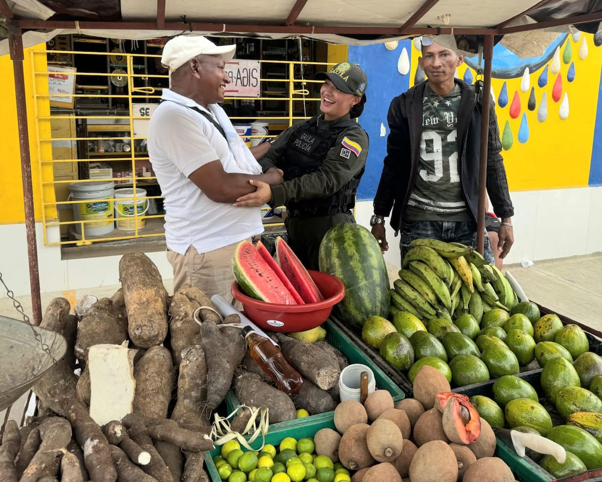 Uniformados del Gaula dialogan con comerciantes durante jornada de prevención en Magangué. // FOTO: SUMINISTRADA POR POLICÍA DE BOLÍVAR.