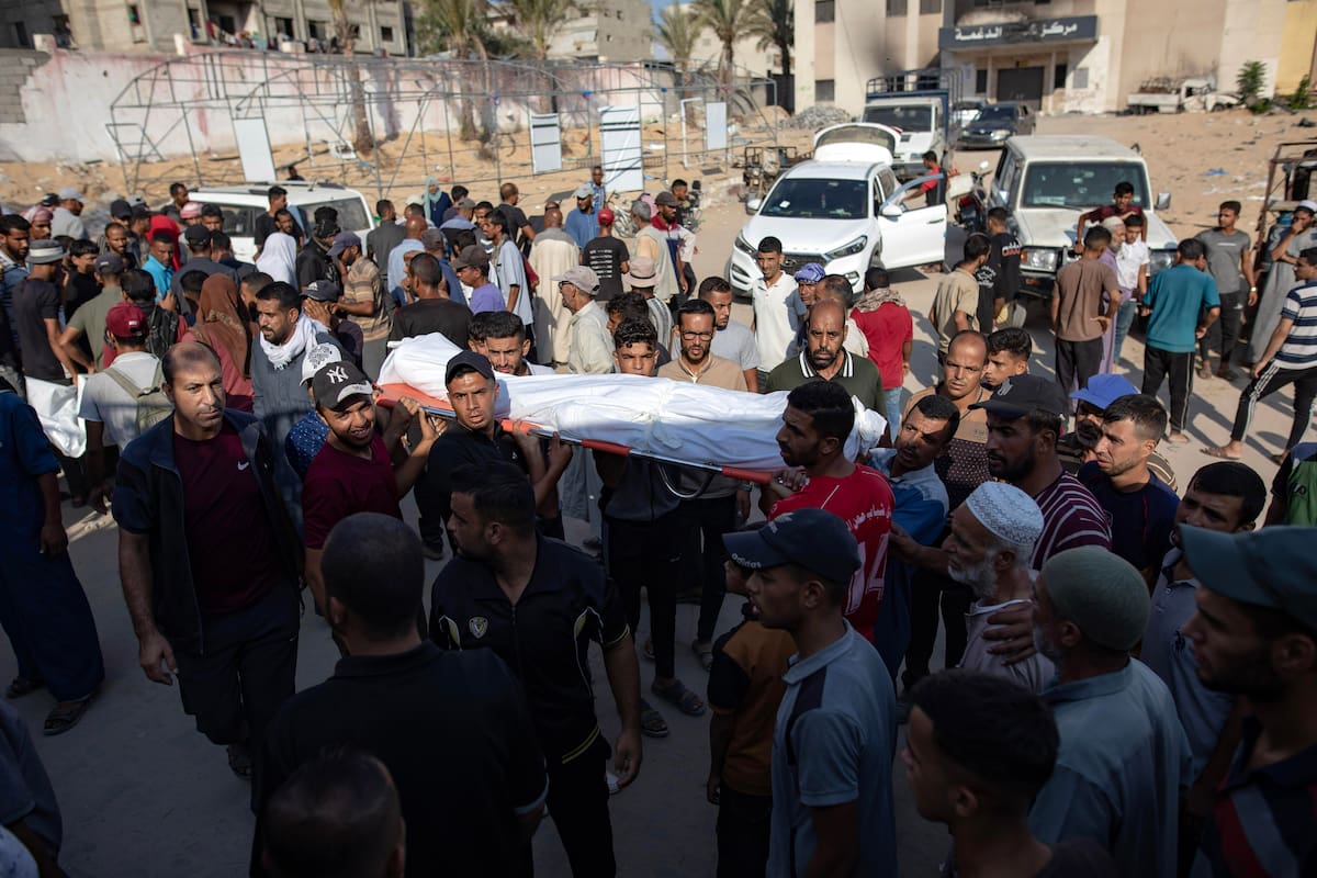 Palestinos llevan los cuerpos de sus familiares muertos. // EFE.