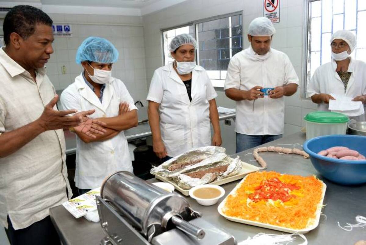 Nausicrate Pérez (a la izquierda), secretario del Interior, visitó la planta de procesamiento del Centro Internacional Náutico Pesquero del Sena en Bolívar.