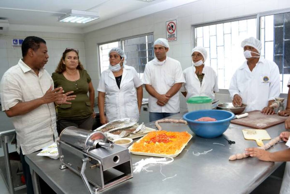 El secretario del Interior de Cartagena, Nausícrate Pérez, verificó los avances de las personas que aprenden a hacer productos comerciales, apoyadas por el Distrito.