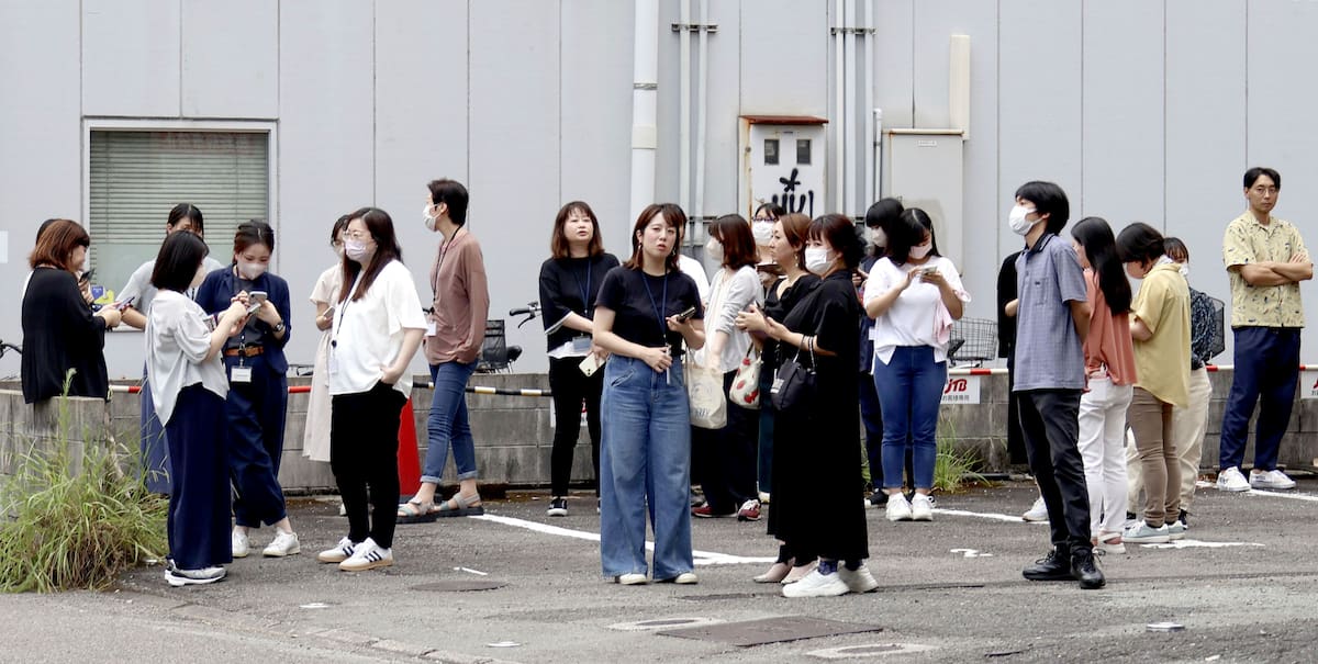 Gente refugiada fuera de un edificio tras un sismo en Miyazaki, en el oeste de Japón. //AP