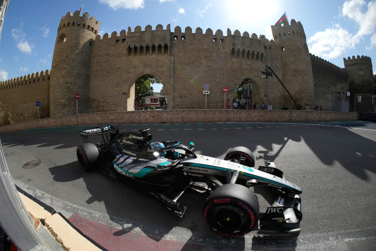 El piloto británico de Mercedes, George Russell, conduce hacia la parrilla de salida antes de la carrera del Gran Premio de Azerbaiyán de Fórmula 1, en Bakú, Azerbaiyán. //Foto, AP: Pavel Bednyakov