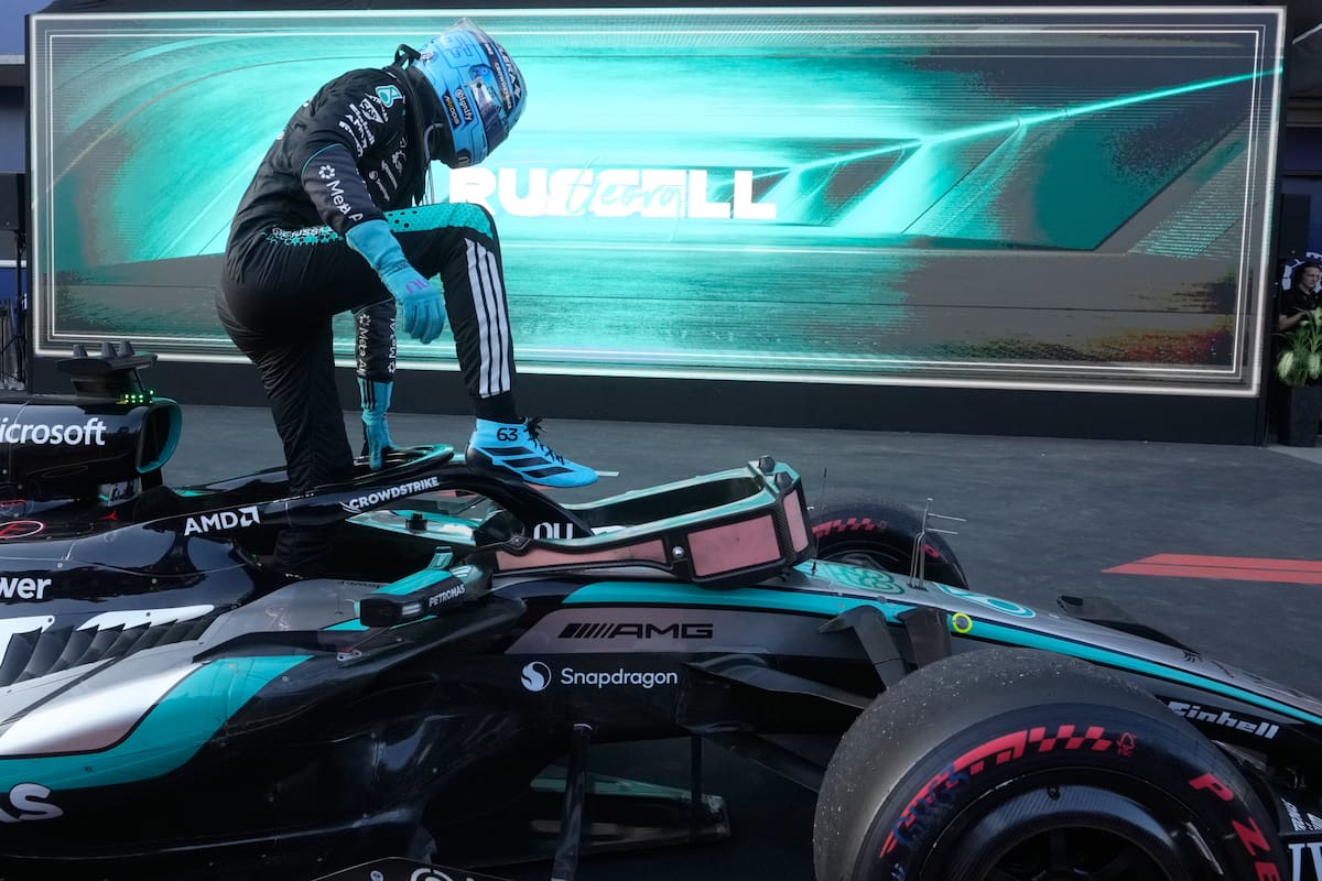 El piloto británico de Mercedes, George Russell, celebra tras ganar el Gran Premio de Azerbaiyán de Fórmula 1 en Bakú, Azerbaiyán. //Foto, AP: Pavel Bednyakov