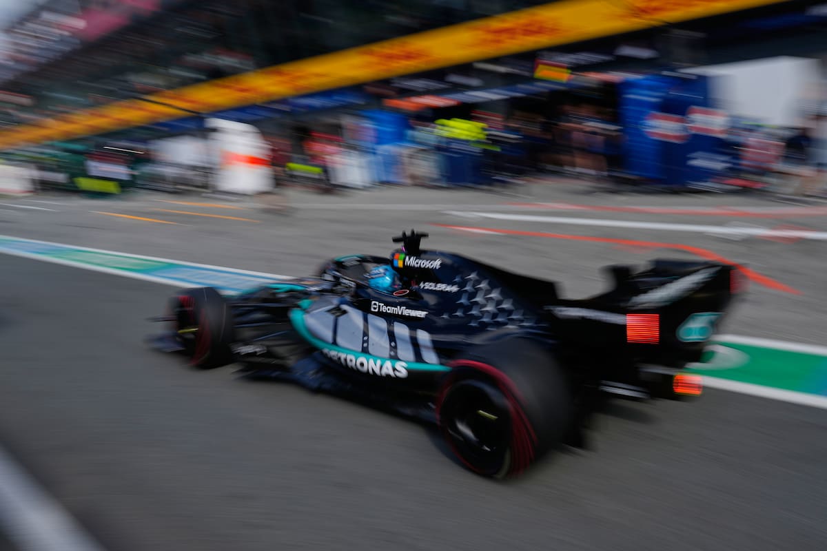 El piloto británico de Mercedes, George Russell, sale de la calle de garajes durante la sesión de clasificación para el Gran Premio de los Países Bajos. //Foto, AP: Darko Bandic, Pool