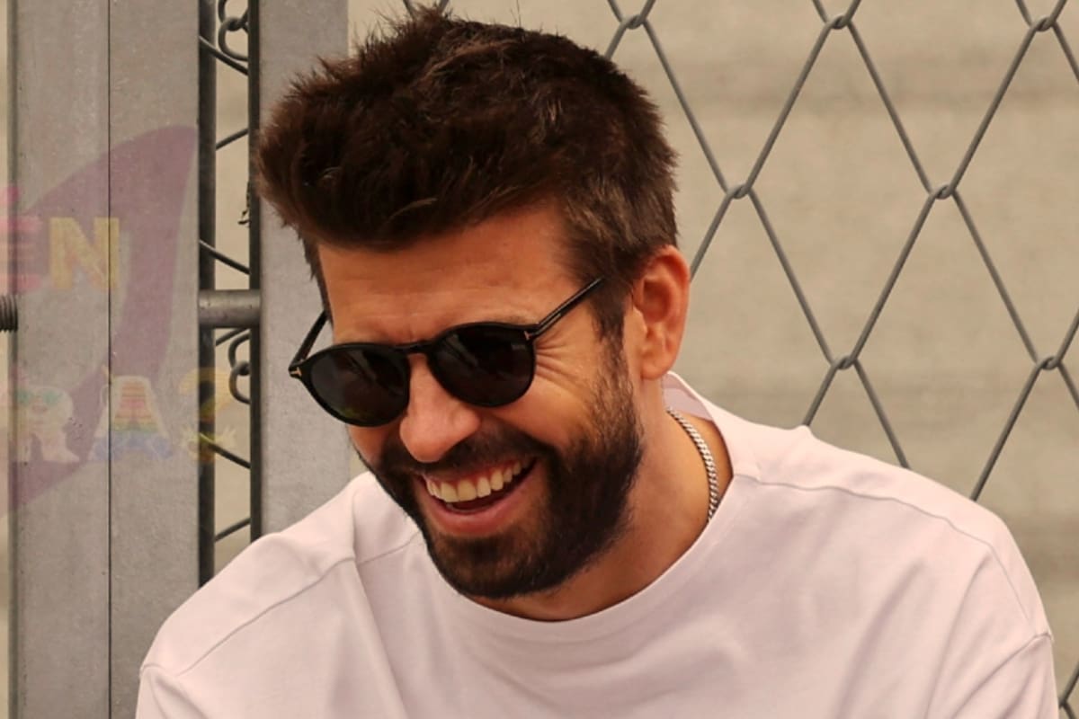 Escándalo: Gerard Piqué fue captado muy cariñoso con una pelirroja